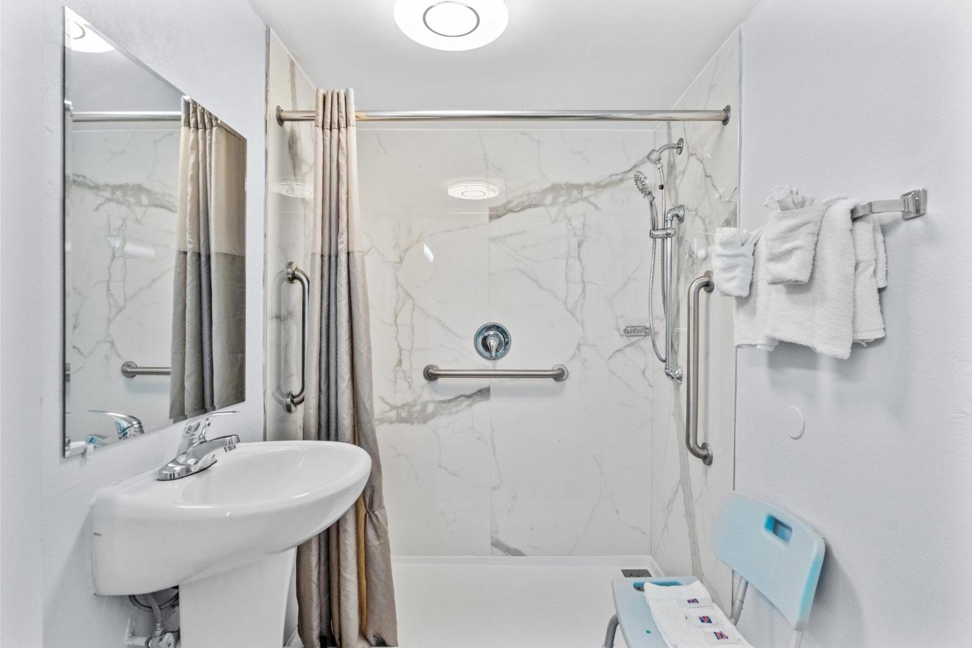 Chambre avec 2 Lits Queen-Size et Douche Accessible en Fauteuil Roulant - Adaptée aux Personnes à Mobilité Réduite