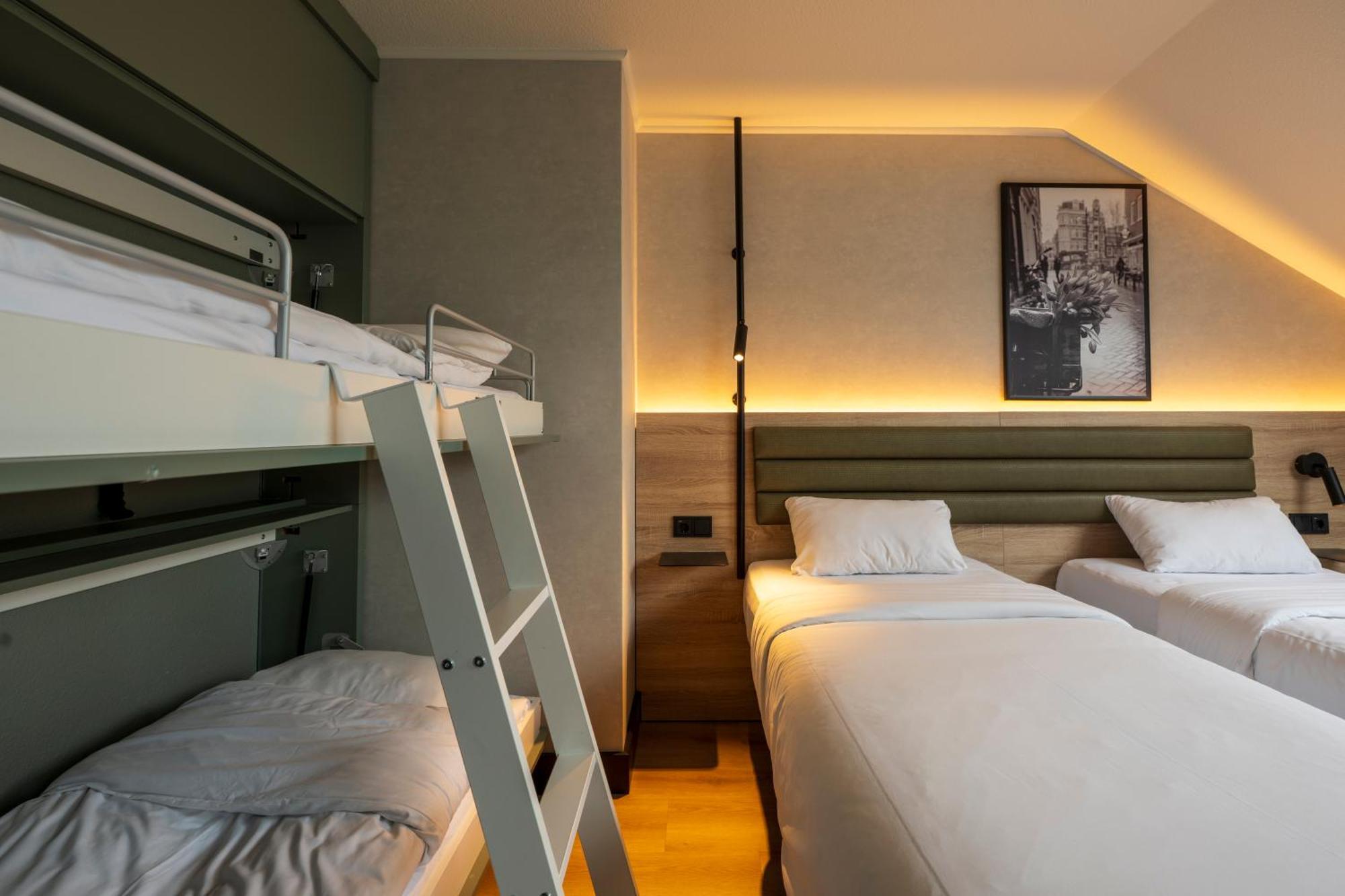 Standard-Zimmer – 1 Queensize-Bett und 2 Etagenbetten