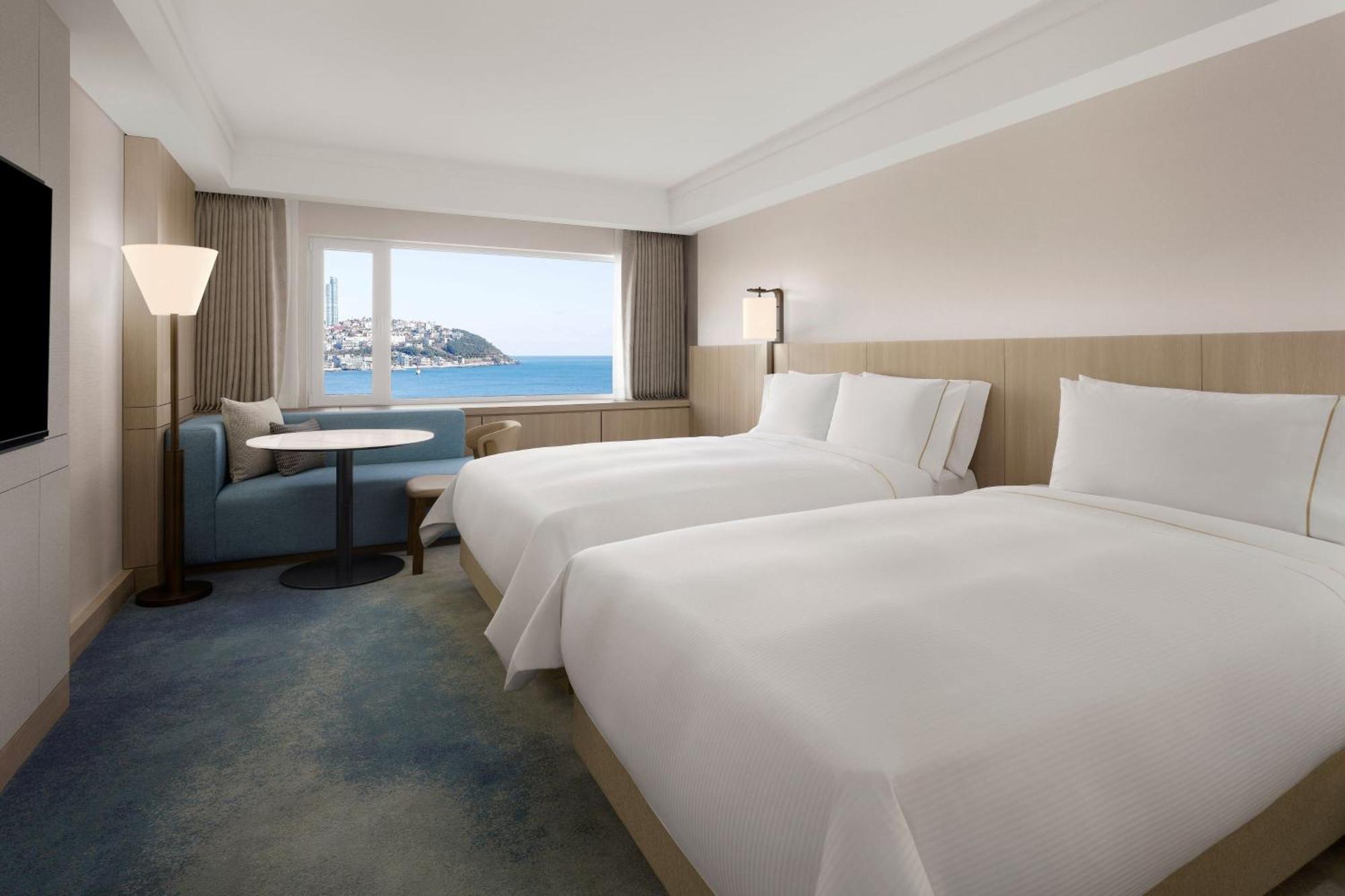 Deluxe Beach Family 1 Queen 1 Twin Haeundae Beach view