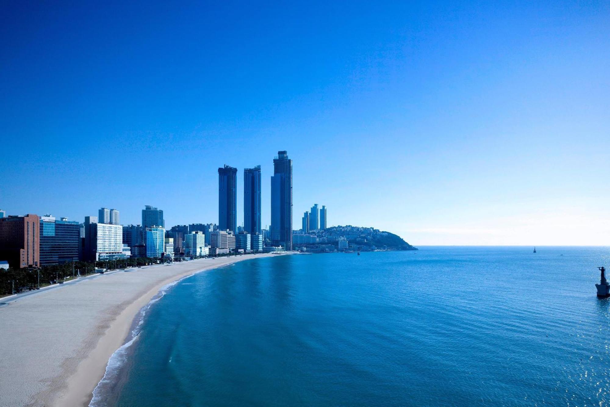 Deluxe Beach Family 1 Queen 1 Twin Haeundae Beach view