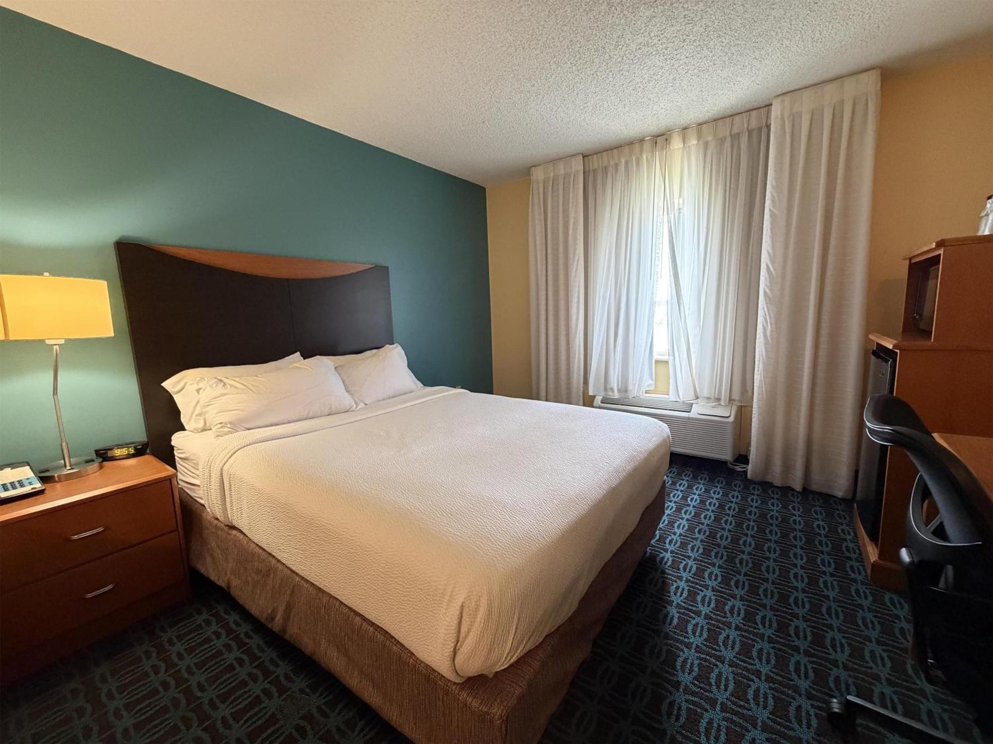 Queen Room Roll Shower Disability Access or Non-Smoking