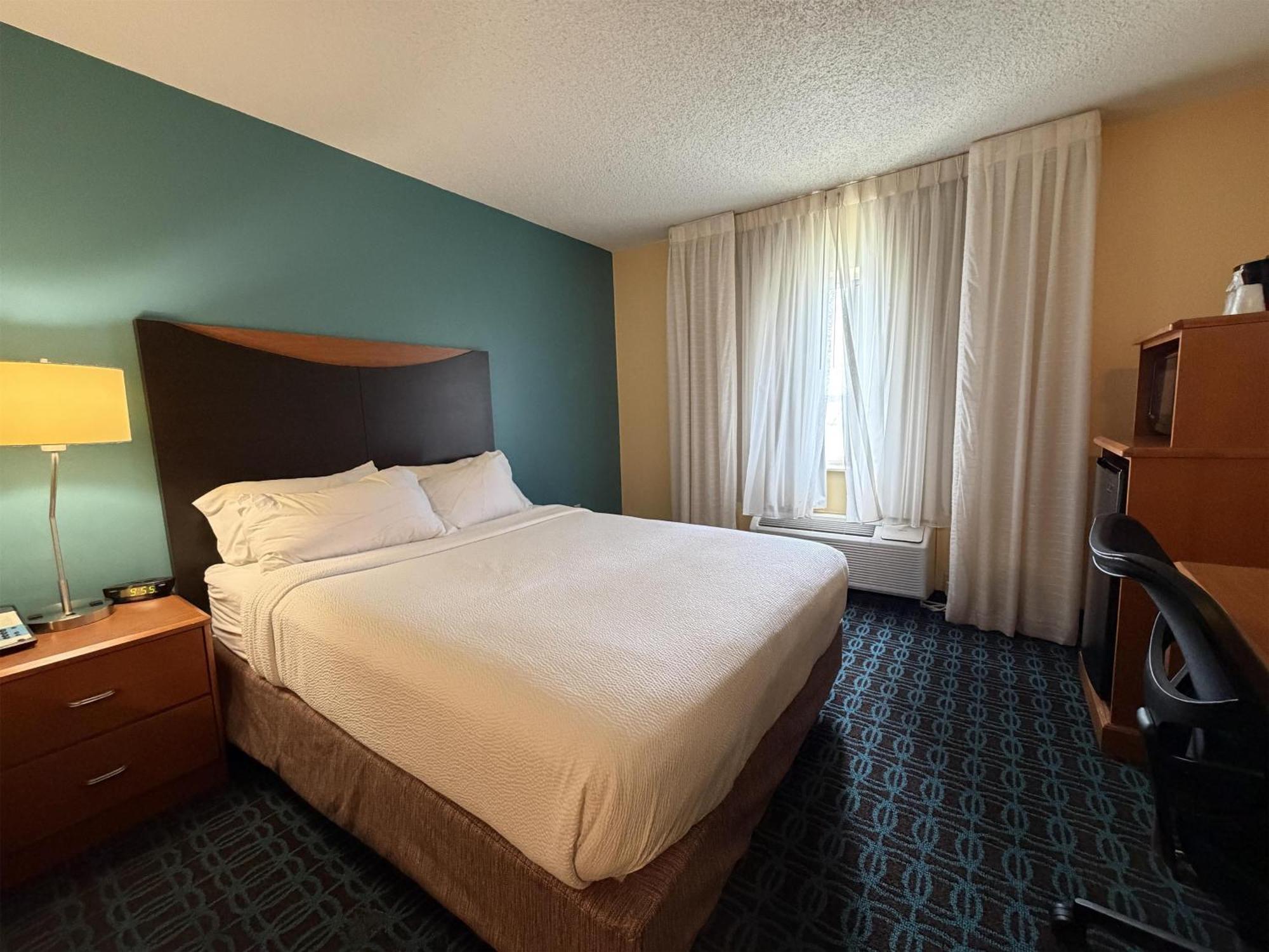 Queen Room Roll Shower Disability Access or Non-Smoking
