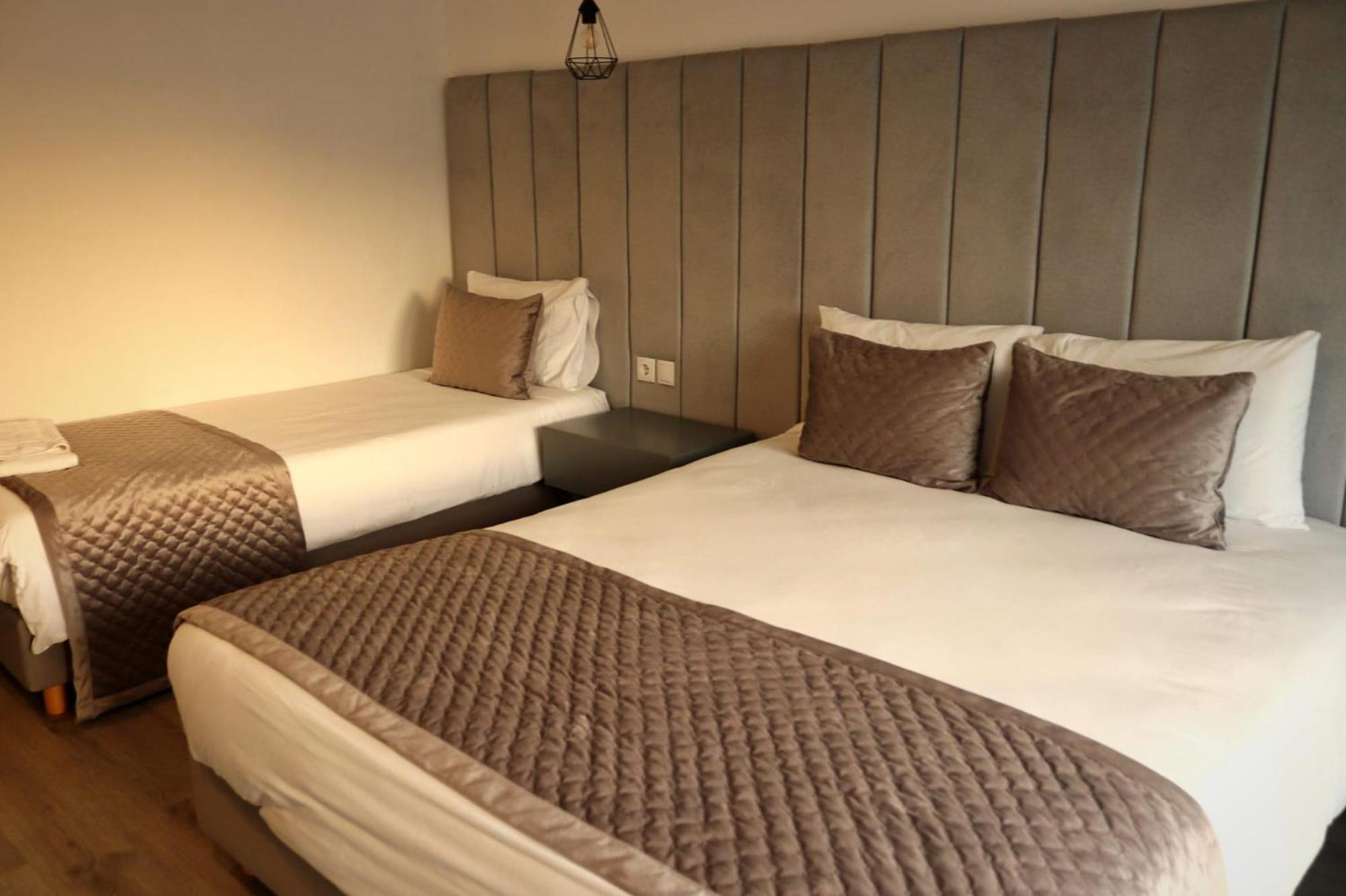 Chambre Triple - Vue sur la Piscine
