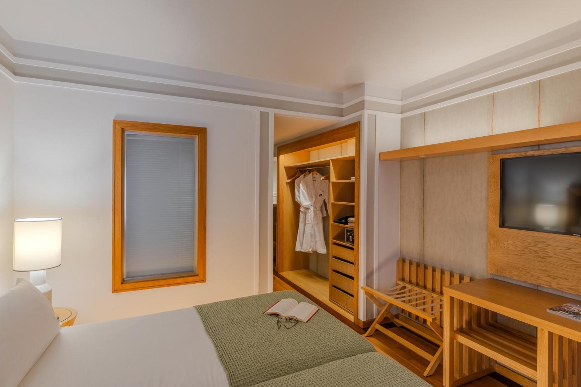 Chambre Lits Jumeaux Classique avec Vue sur la Piscine