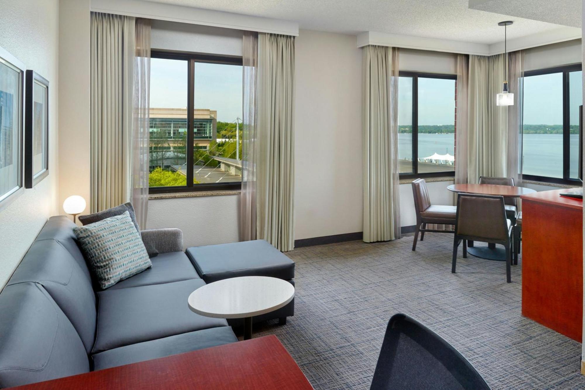 1 Bedroom Suite 1 King Sofa bed Potomac River view