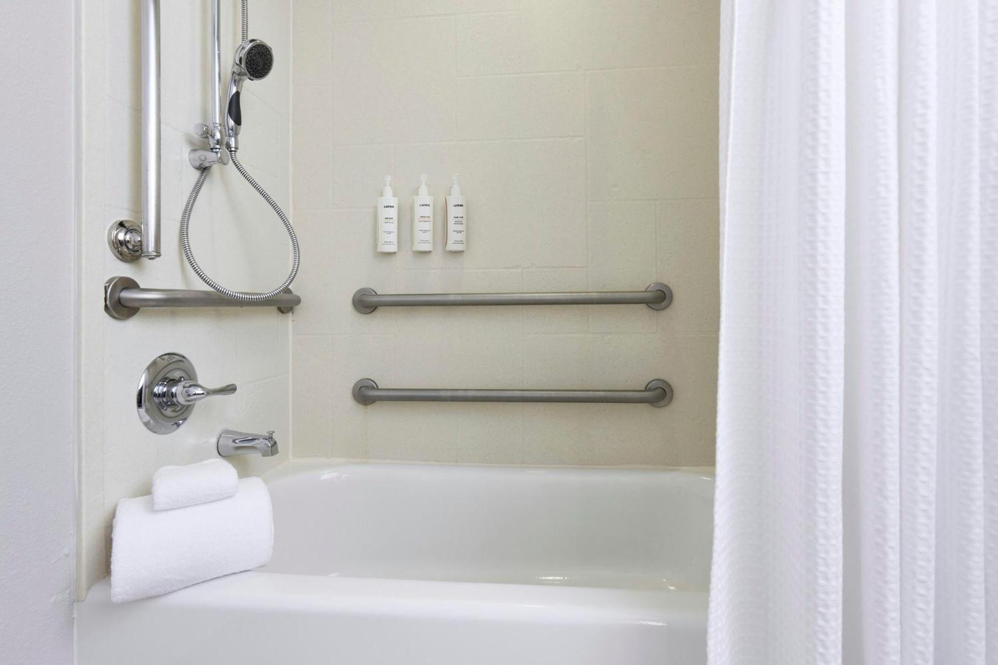 Classic King Mobility-Accessible Guest Room Tub