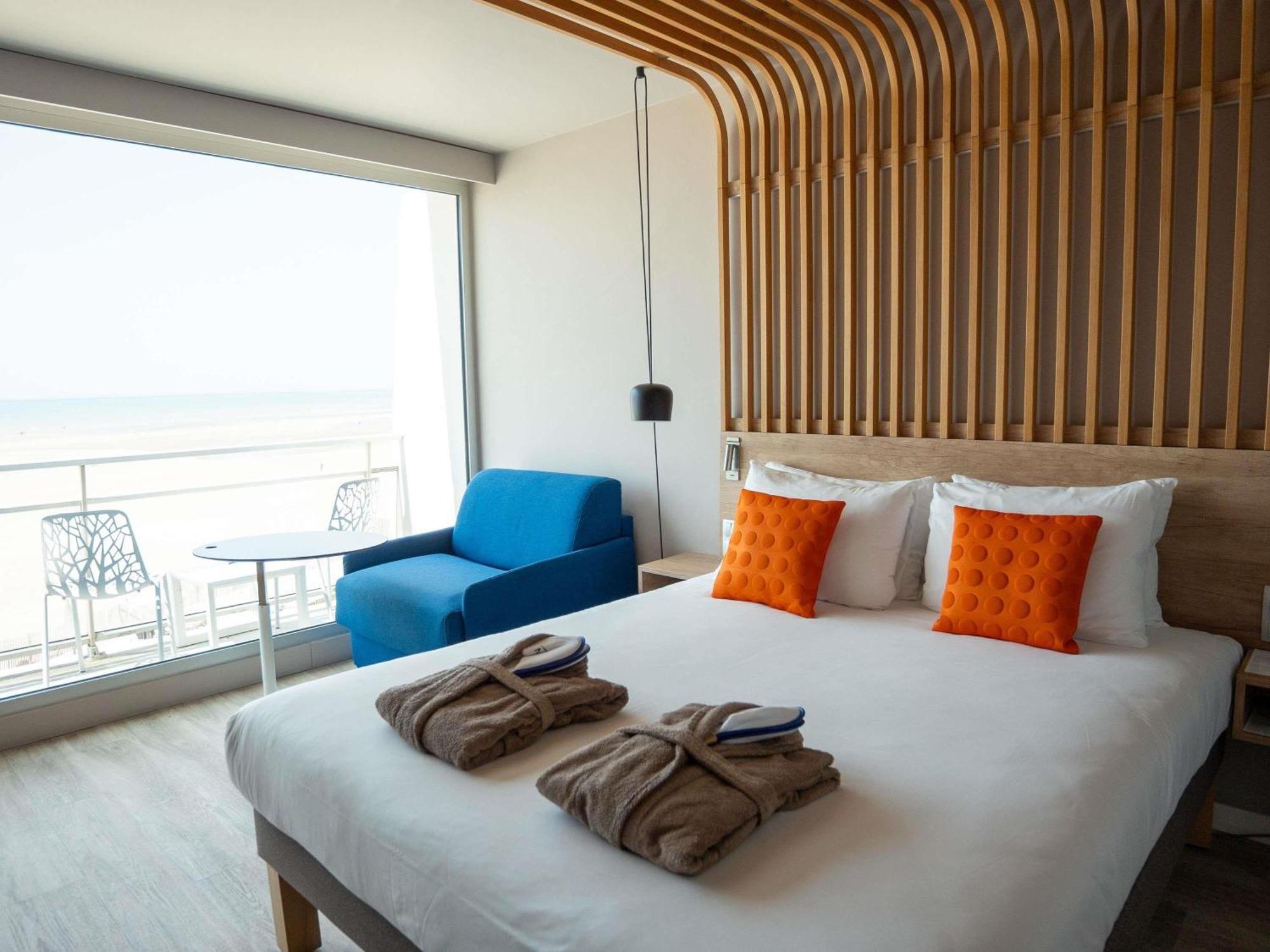 Superior Room double bed sofa bed sea view balcony