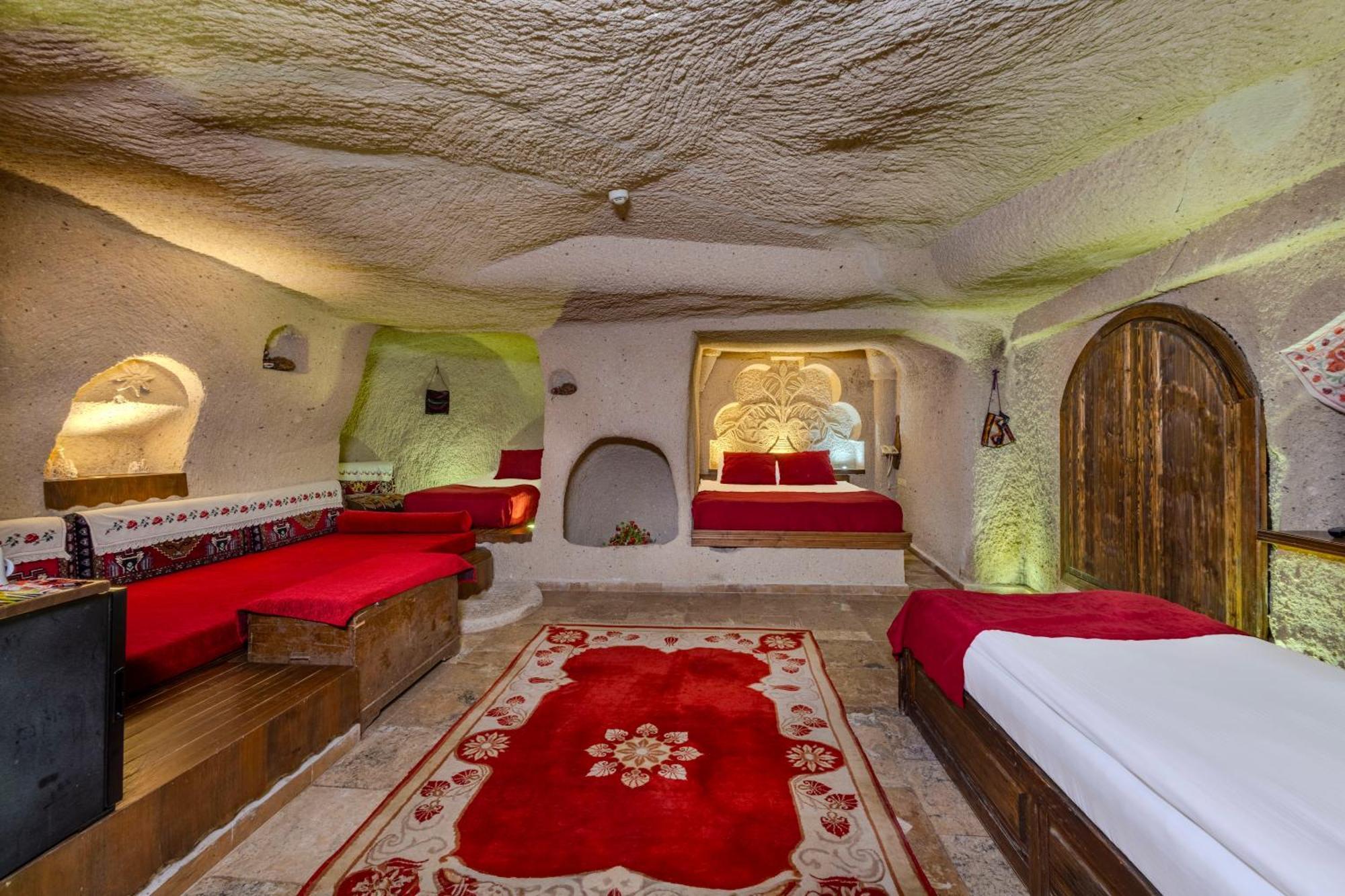 Deluxe Cave Family Suite