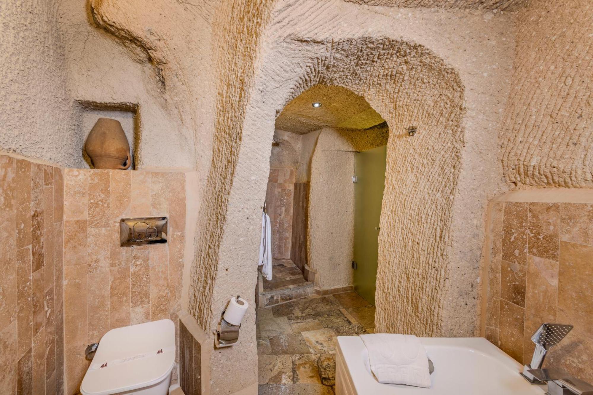 Deluxe Cave Family Suite