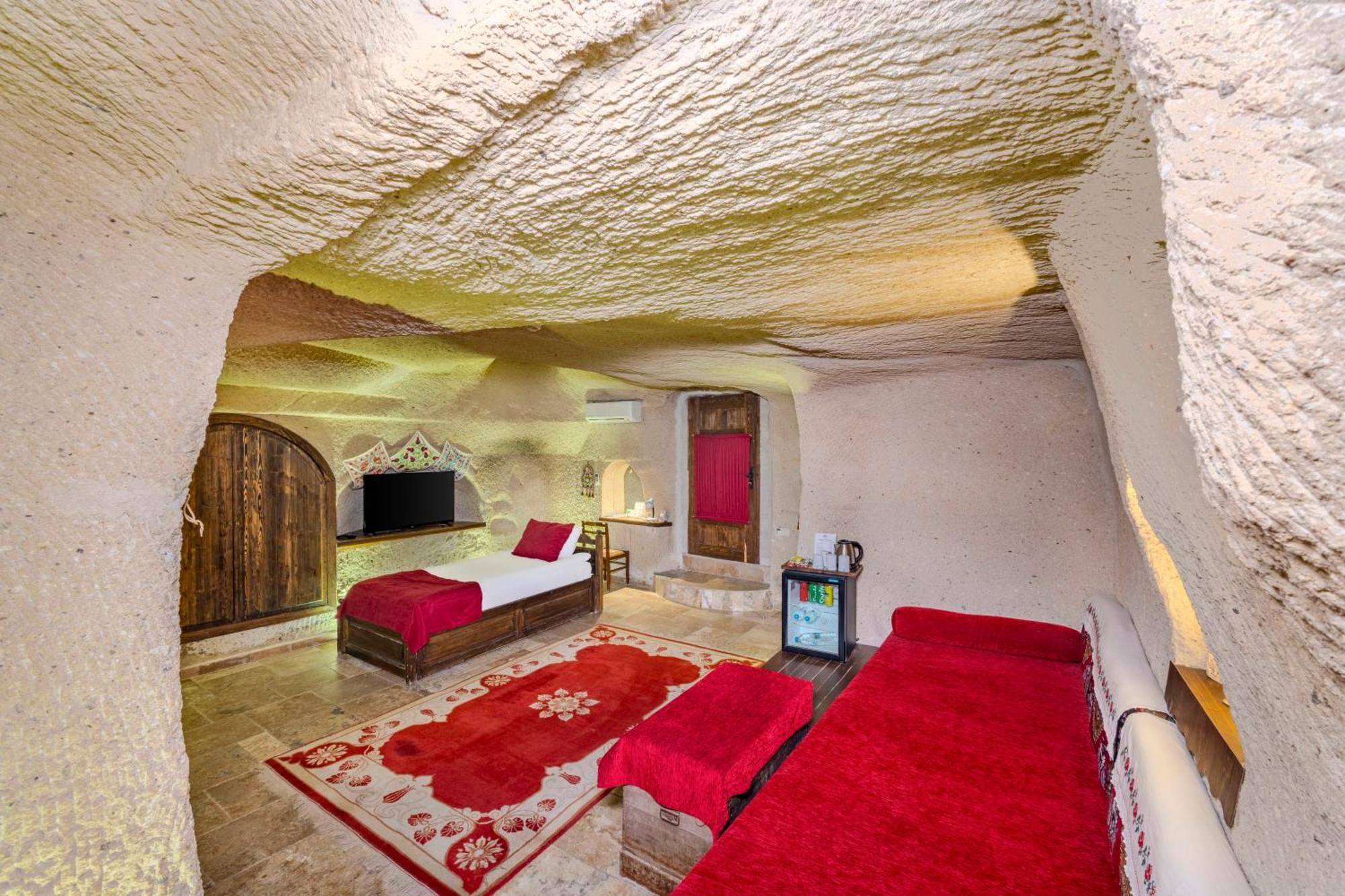 Deluxe Cave Family Suite