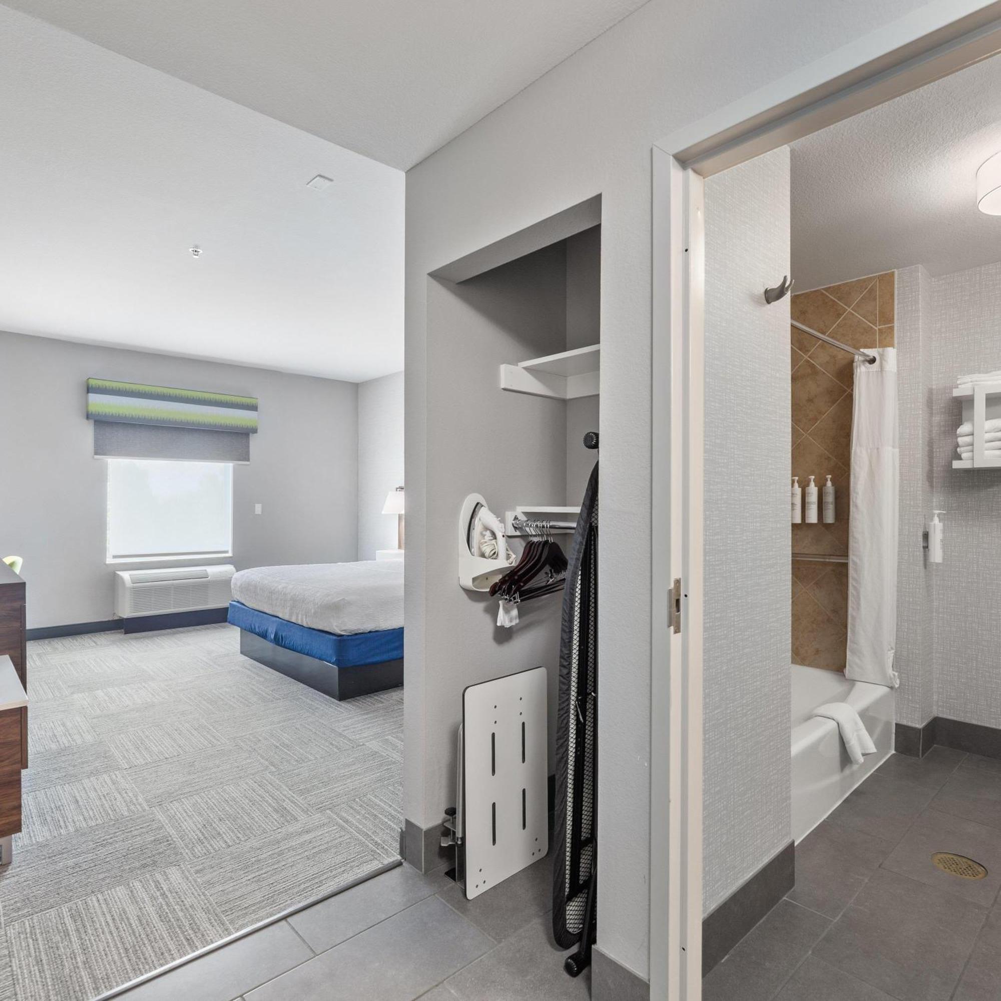 King Room Accessible Tub Mobility Hearing Access or Non-Smoking