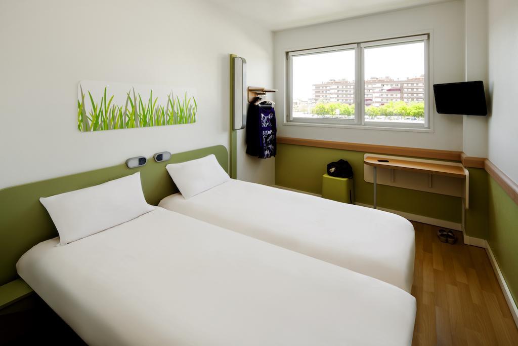 Quarto com 2 Camas de Solteiro