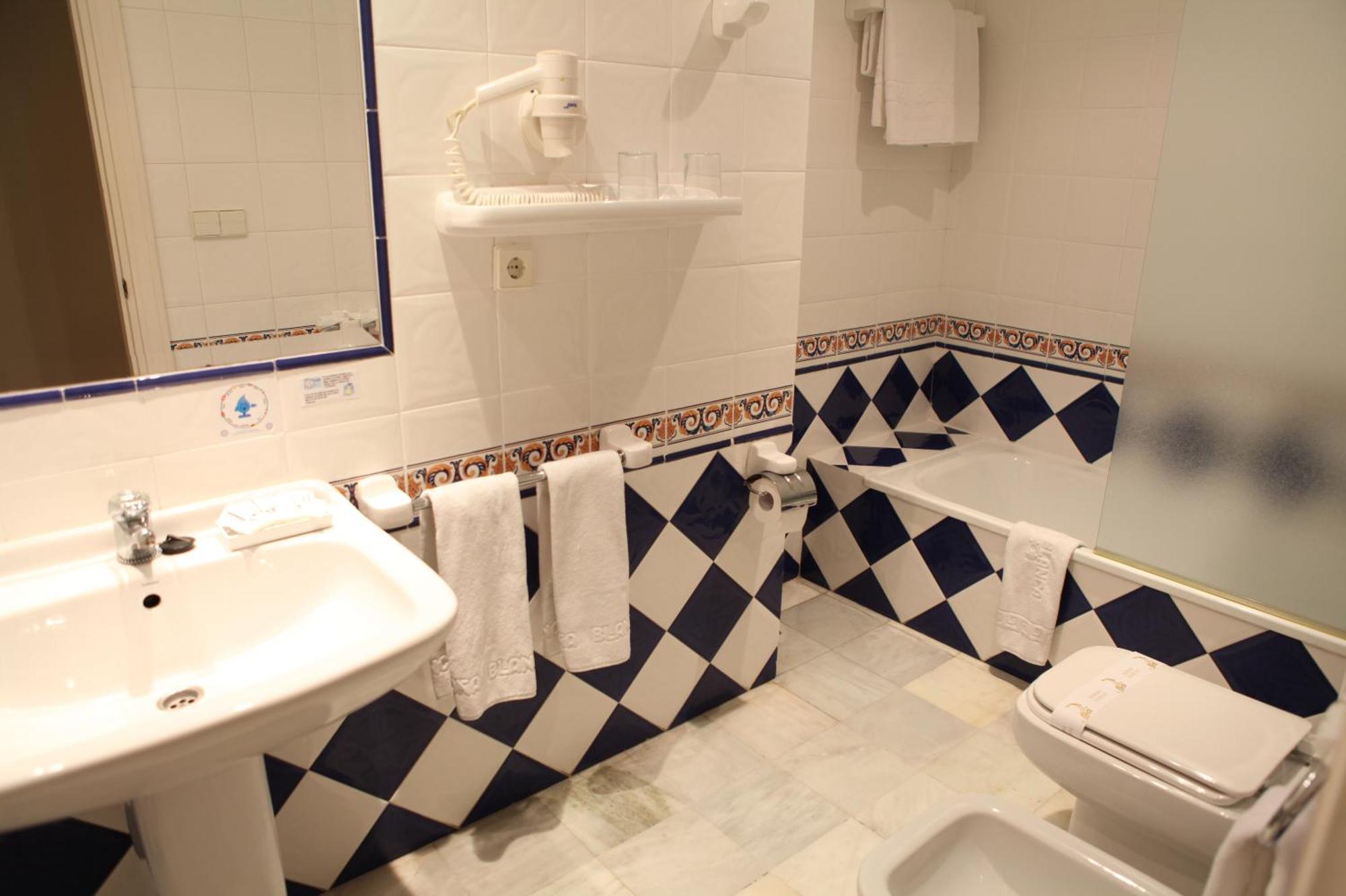 Twin Room,704587264:JPEG