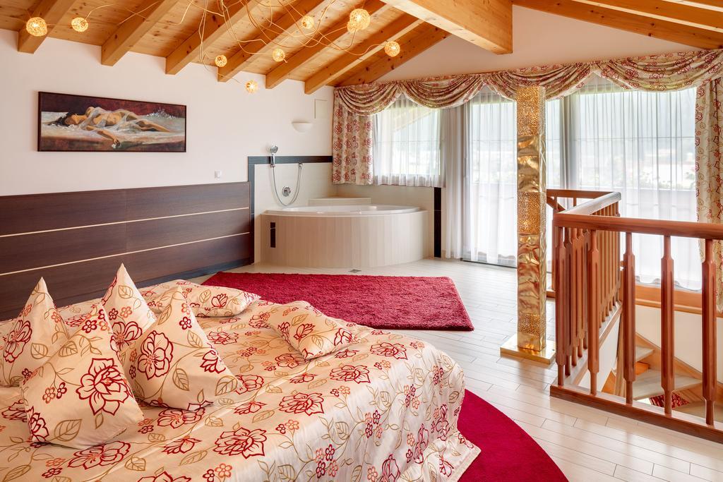 Deluxe Penthouse Suite