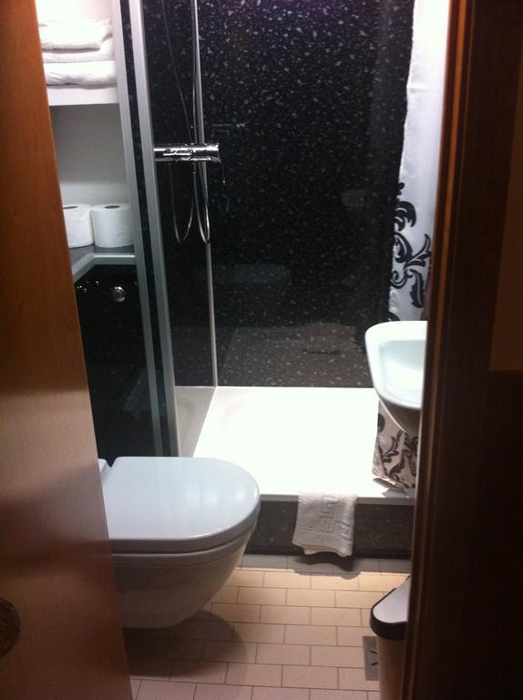 Habitación Doble pequeña con baño privado