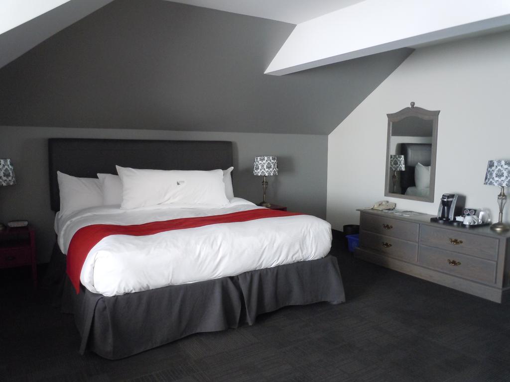 King Suite with Lake View
