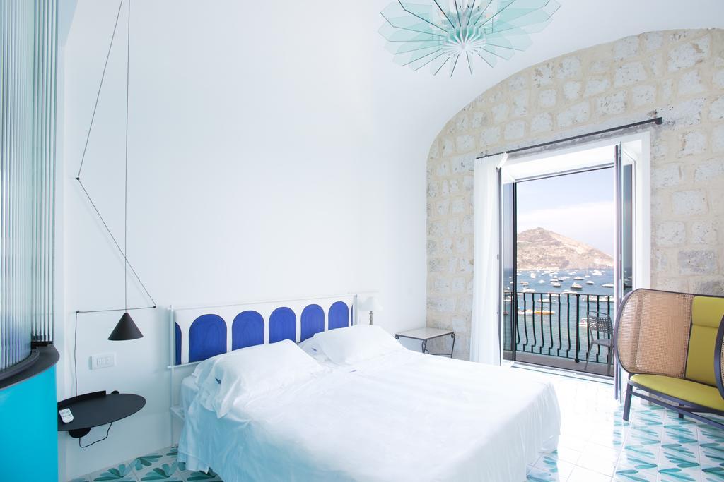Deluxe Room with Balcony and Sea View