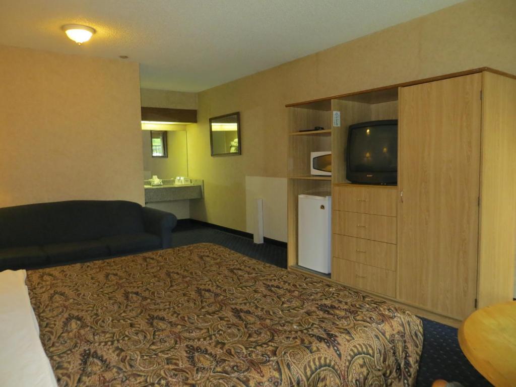 Queen Room with Two Queen Beds - Smoking