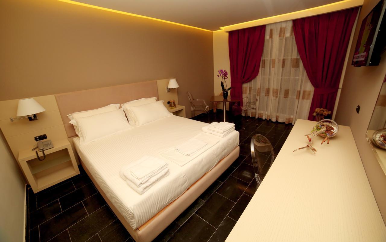 Deluxe Double Room,526136451:JPEG