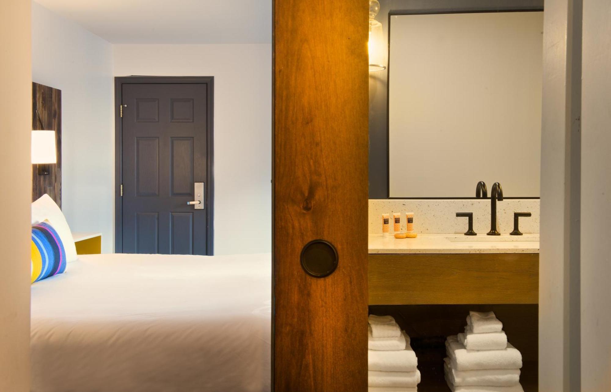 King Room with Bath Tub and View - Disability Access,1450147348:JPEG