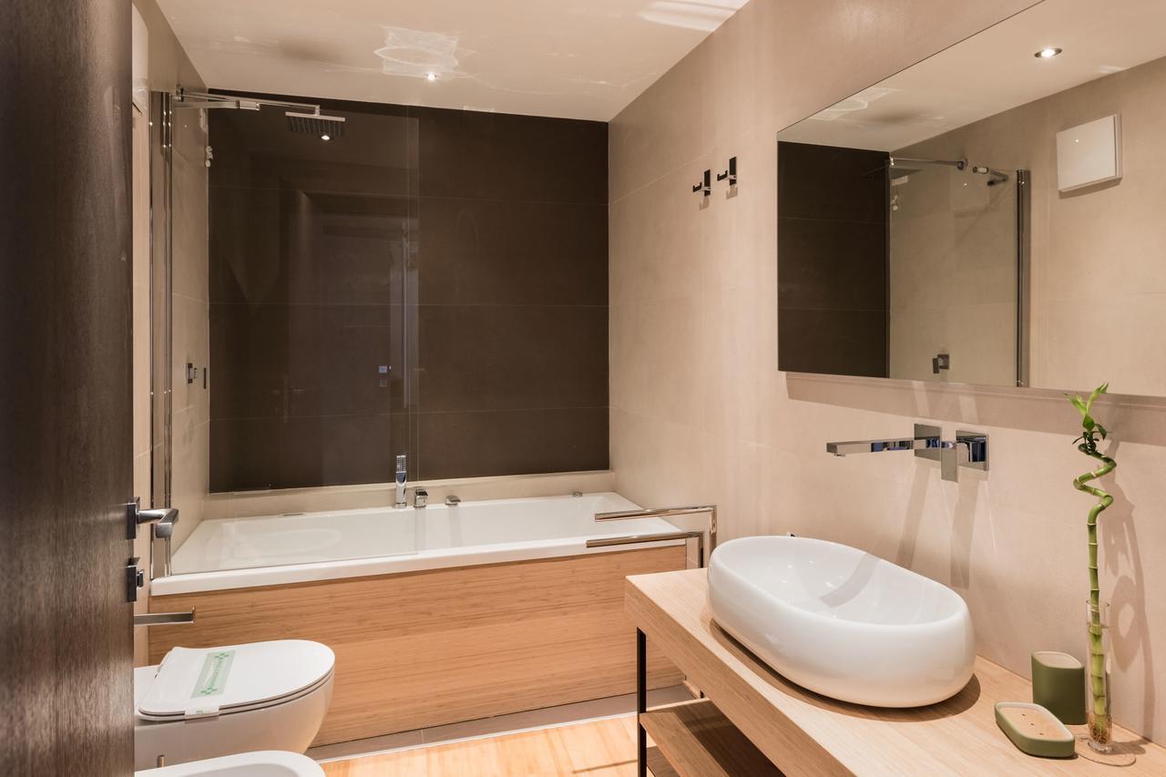 Habitación con cama grande y bañera de hidromasaje