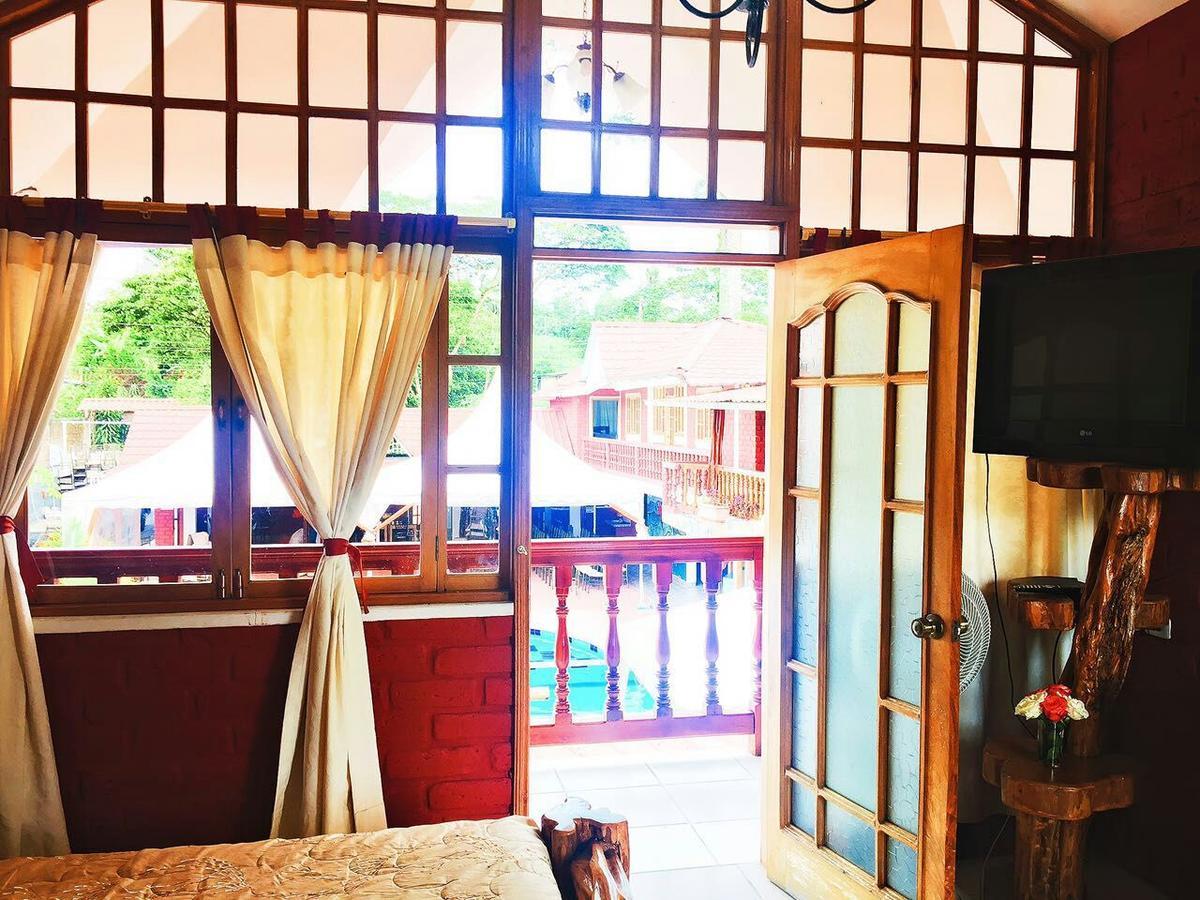 Habitación con cama grande y balcón