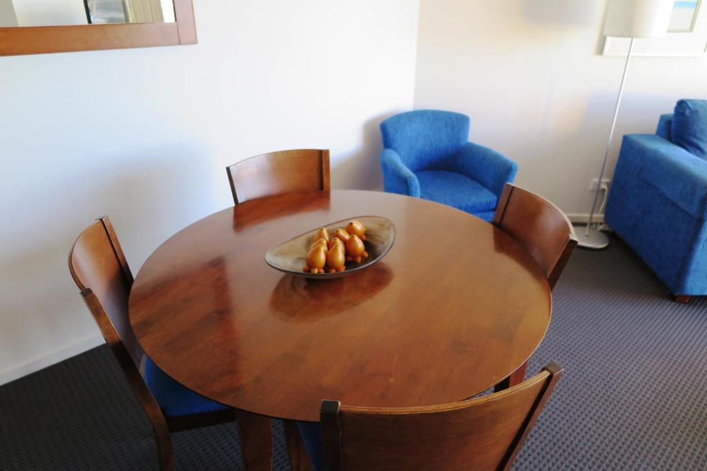 Deluxe Two-Bedroom Apartment with Pool View,64480564:JPEG