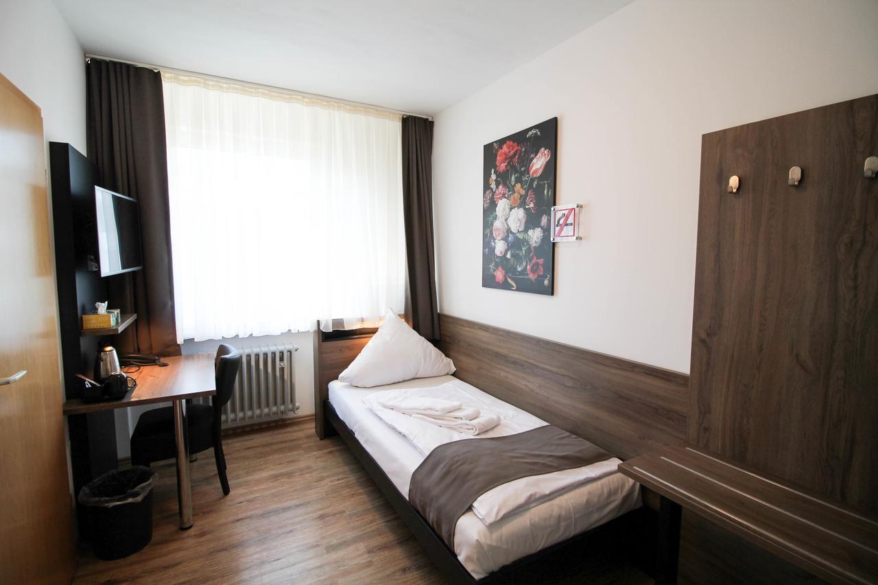 Single Room,645574776:JPEG