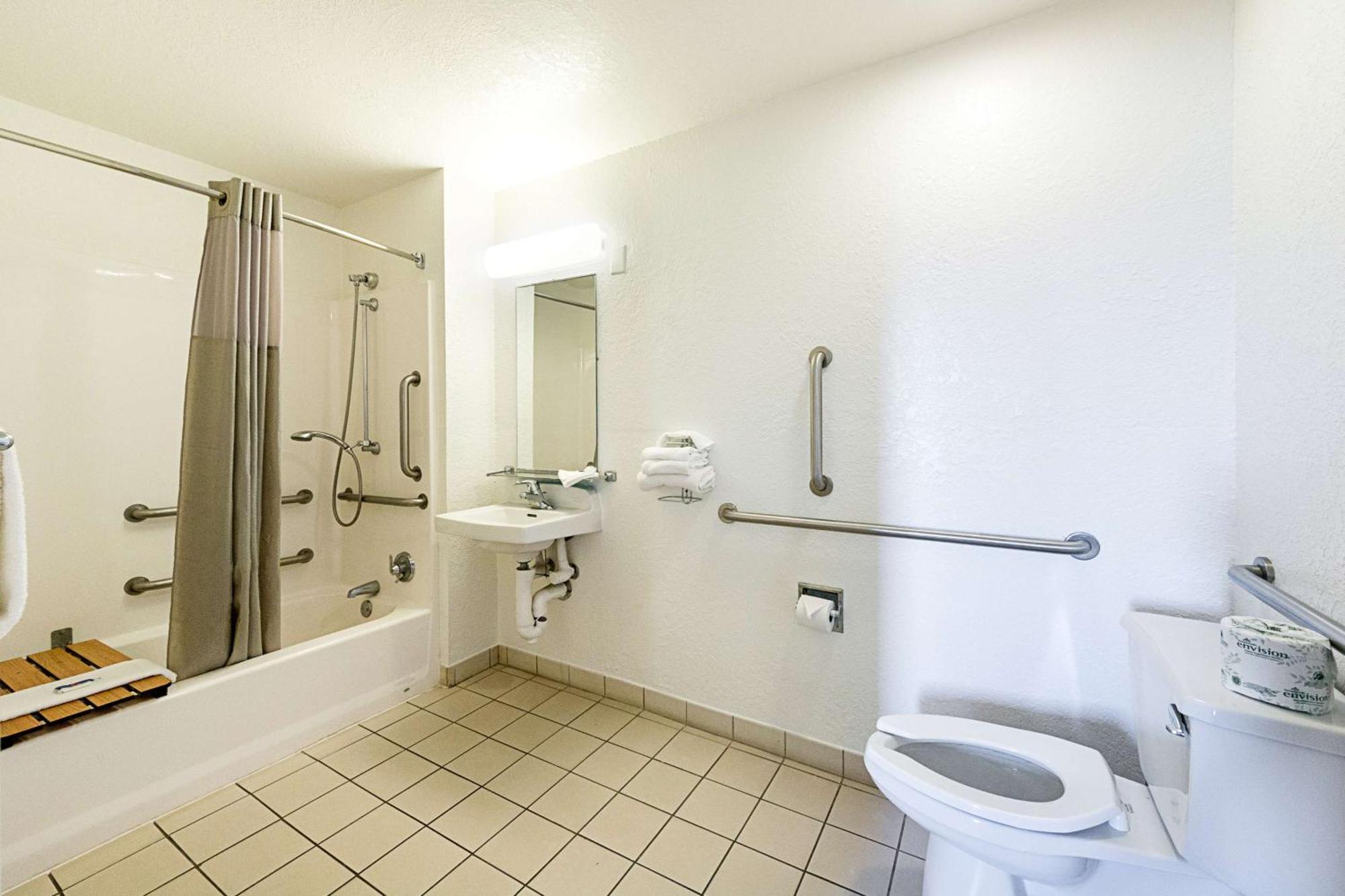 Deluxe Quadruple Room - Non-Smoking