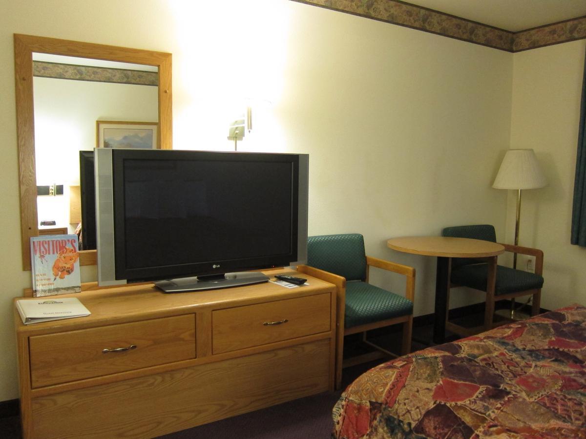 Queen Room - Disability Access/Non-Smoking