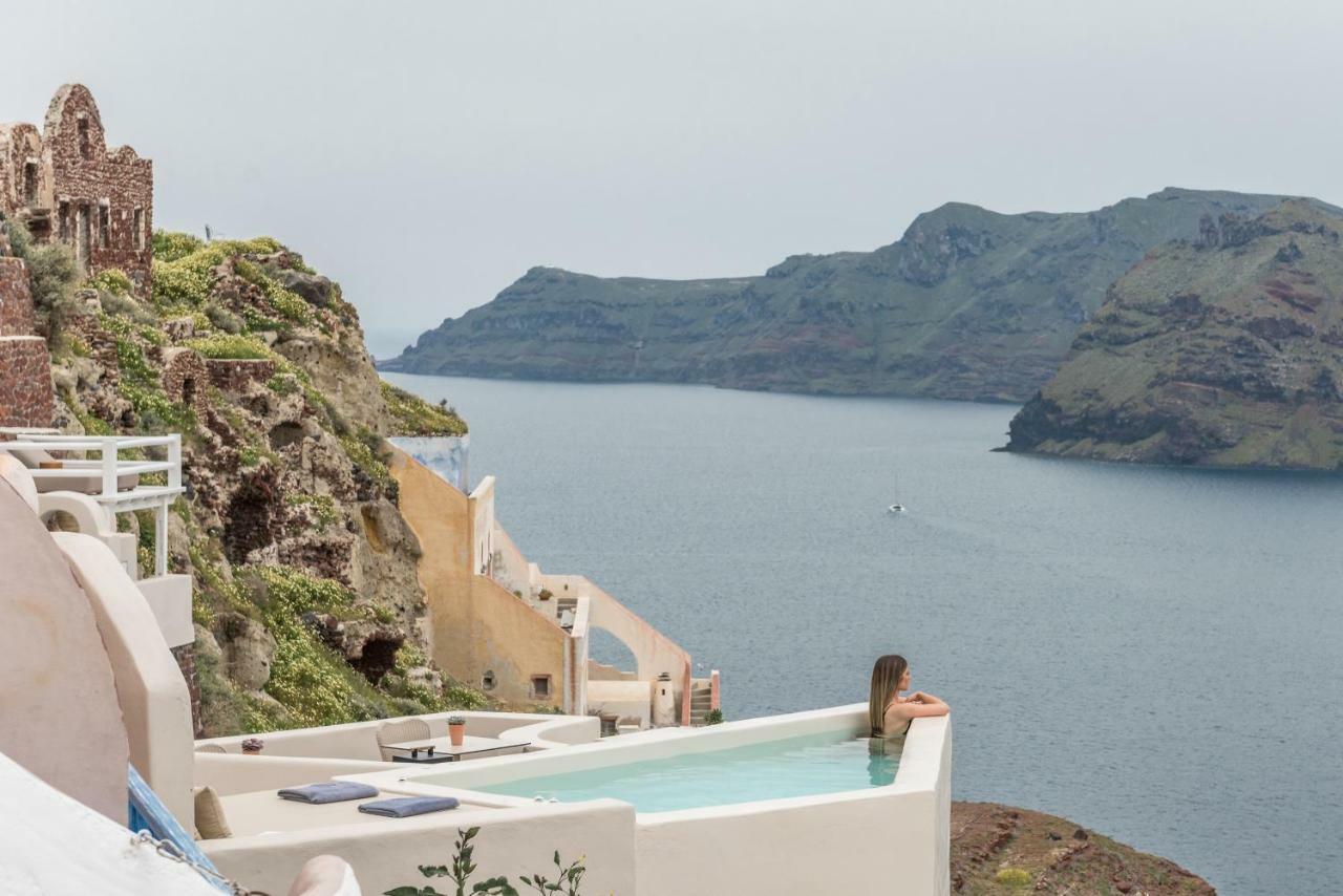 Suite mit Tauchbecken und Blick auf den Sonnenuntergang über der Caldera