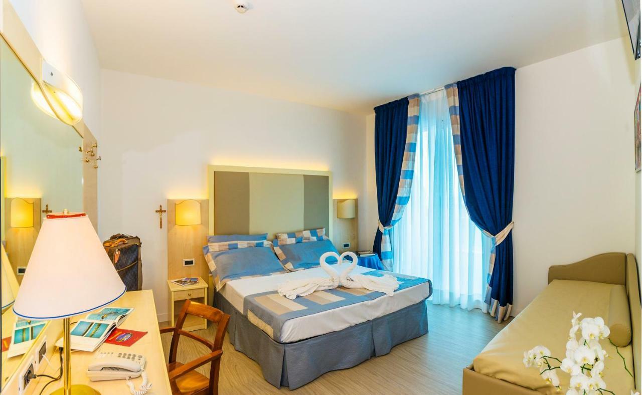 Zimmer mit Kingsize-Bett und Meerblick