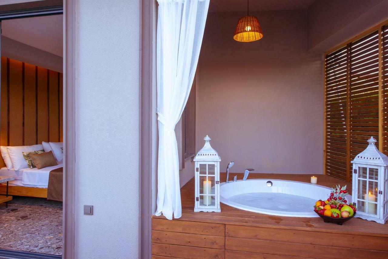 Honeymoon Room Spa Bath Swim Up