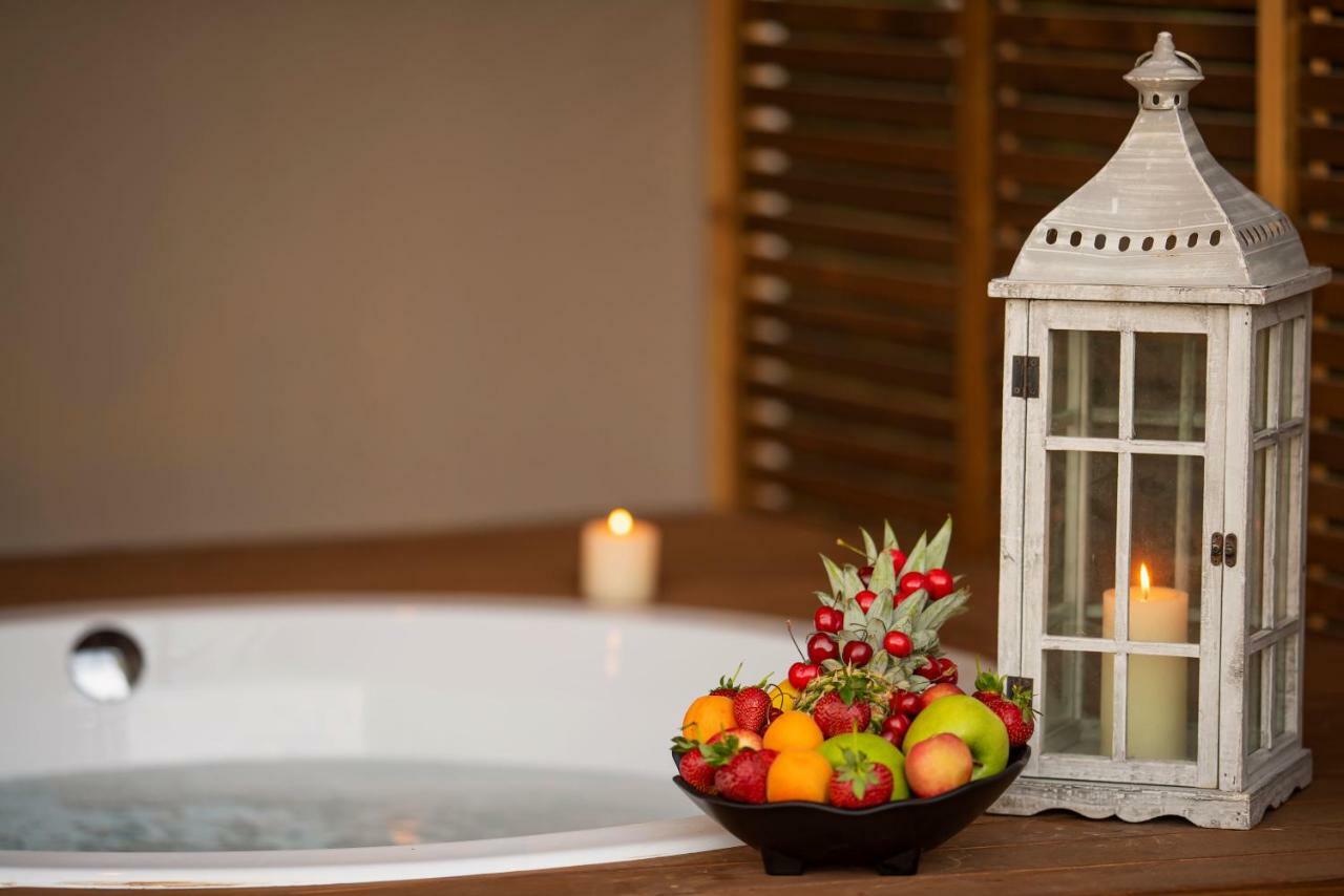 Honeymoon Room Spa Bath Swim Up