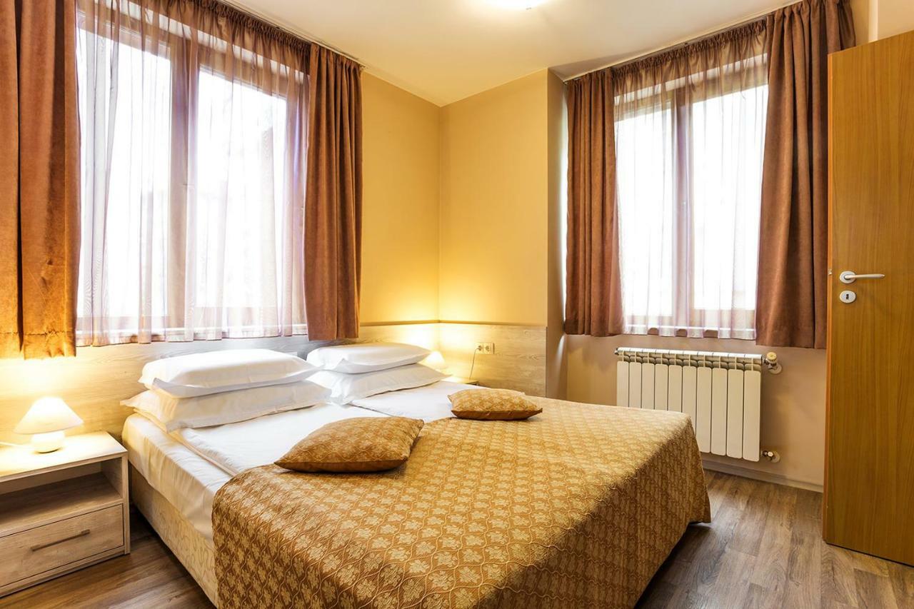 One-Bedroom Apartment Sofa Bed