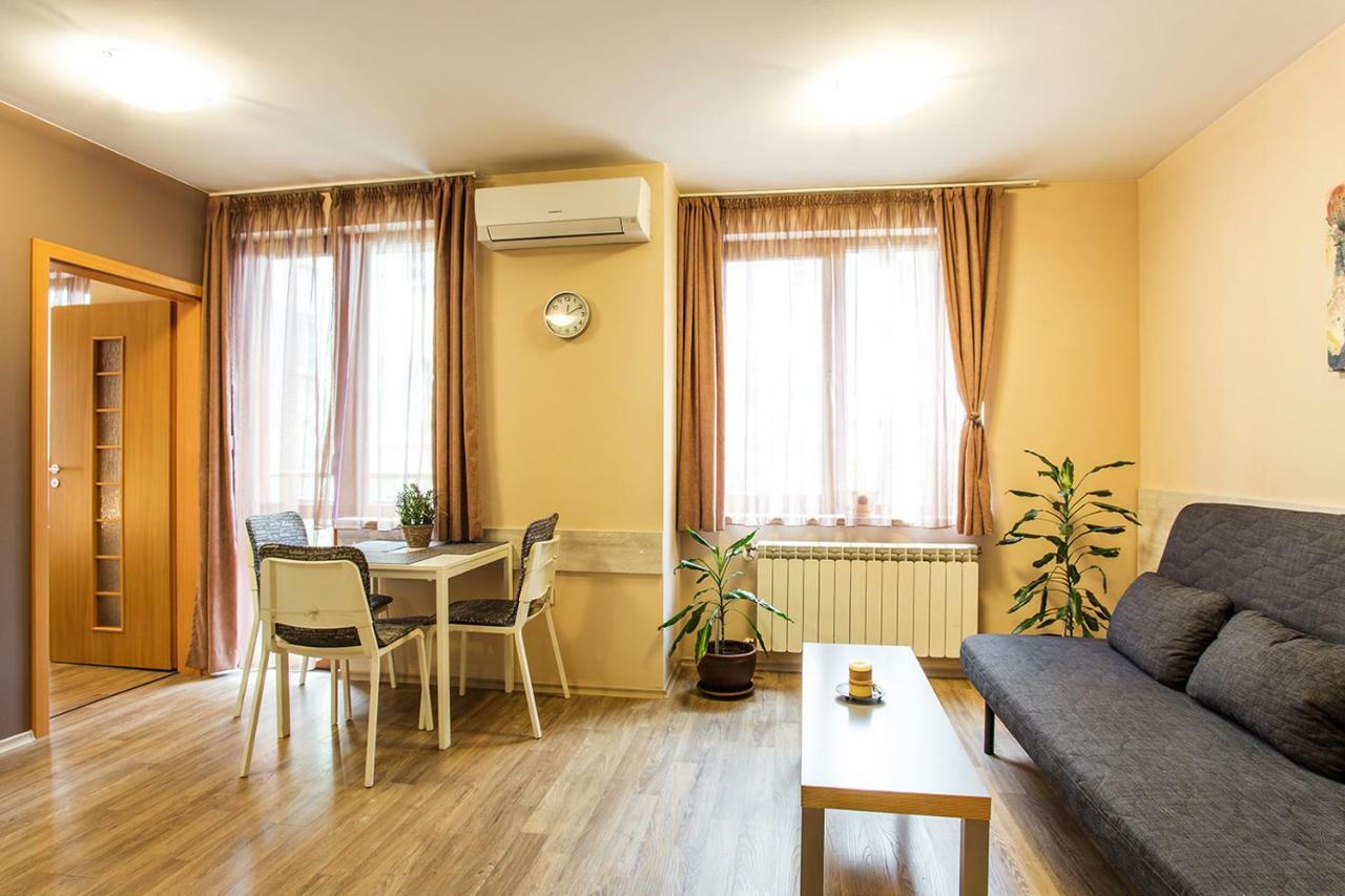 One-Bedroom Apartment Sofa Bed