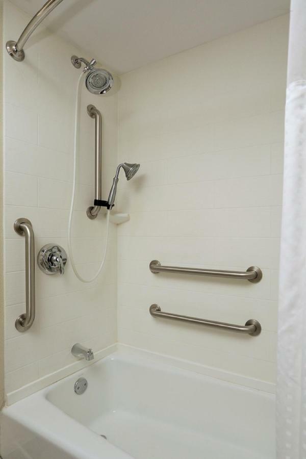 Queen Room Two Queen Beds Disability Access Bath Tub