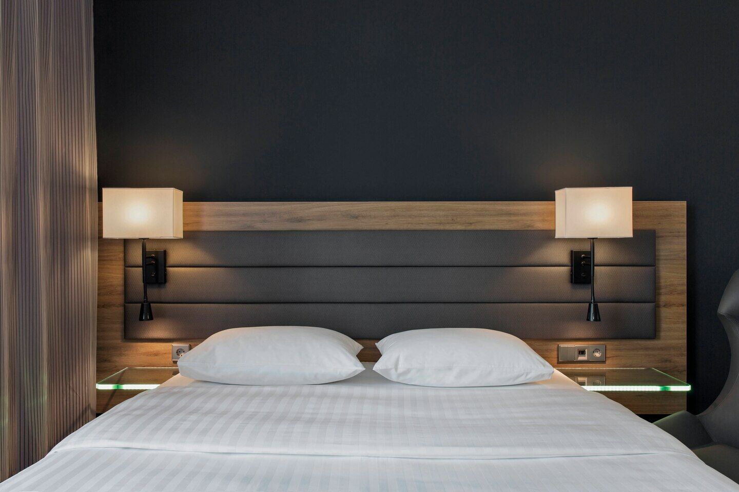Moxy Queen Sleeper Room City View