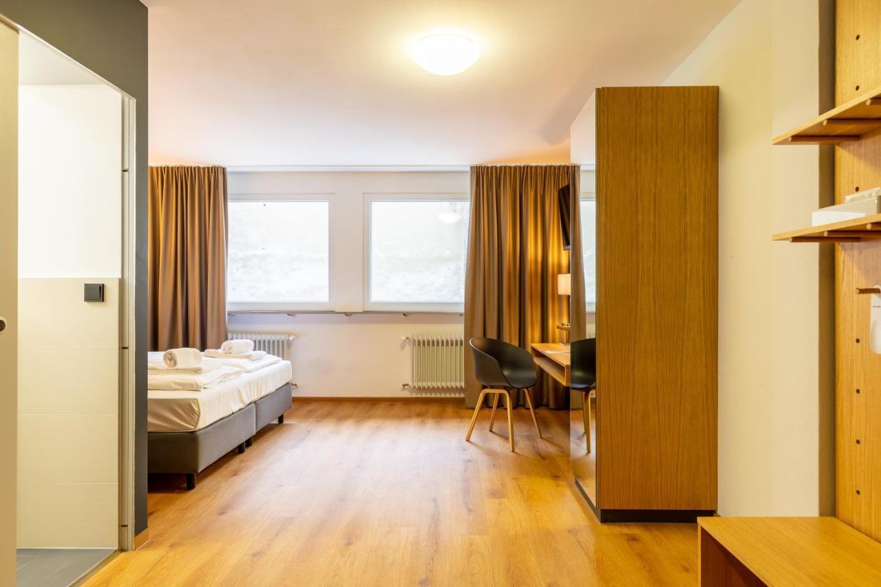 Zimmer mit Kingsize-Bett