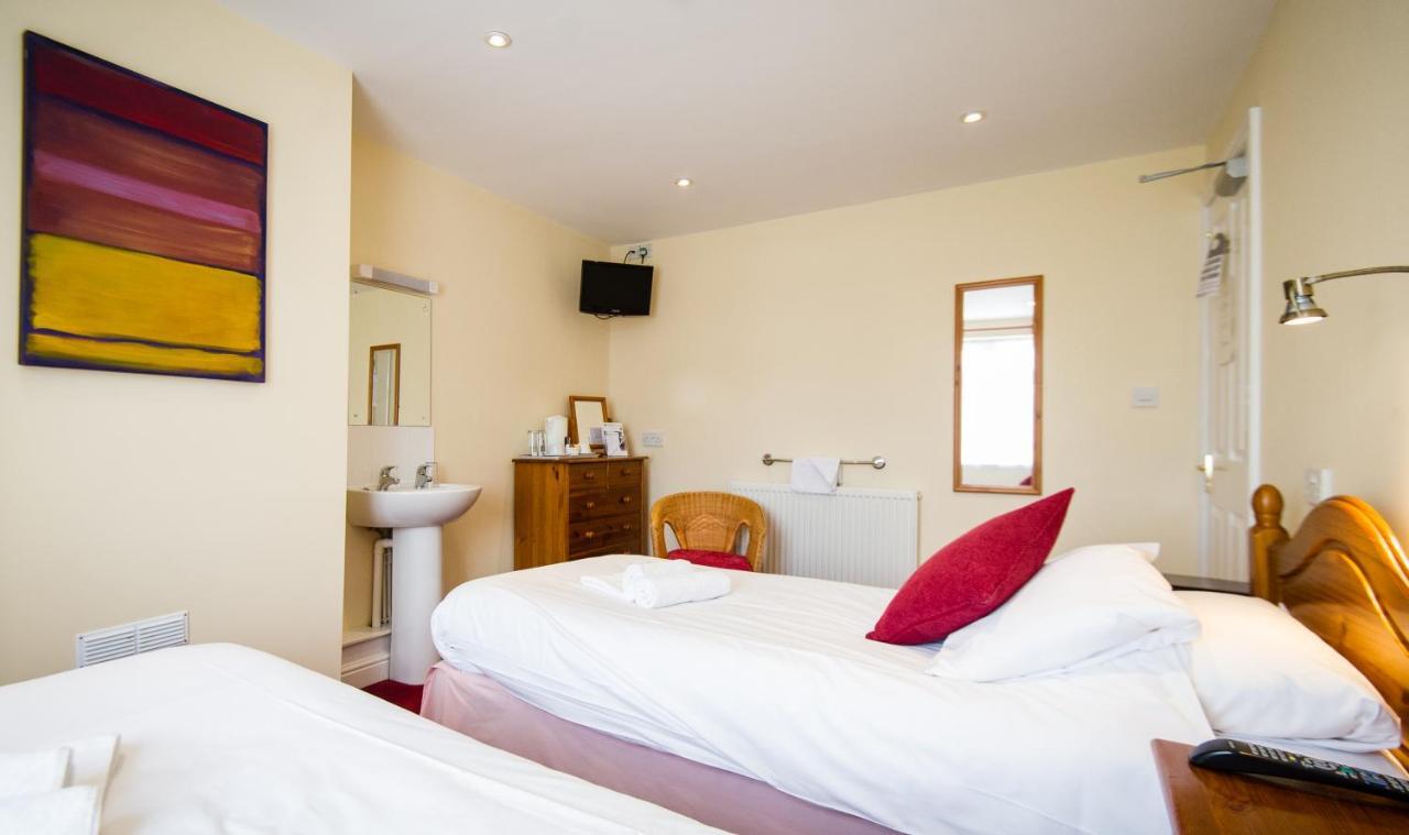 Standard Twin Room with Shared Bathroom