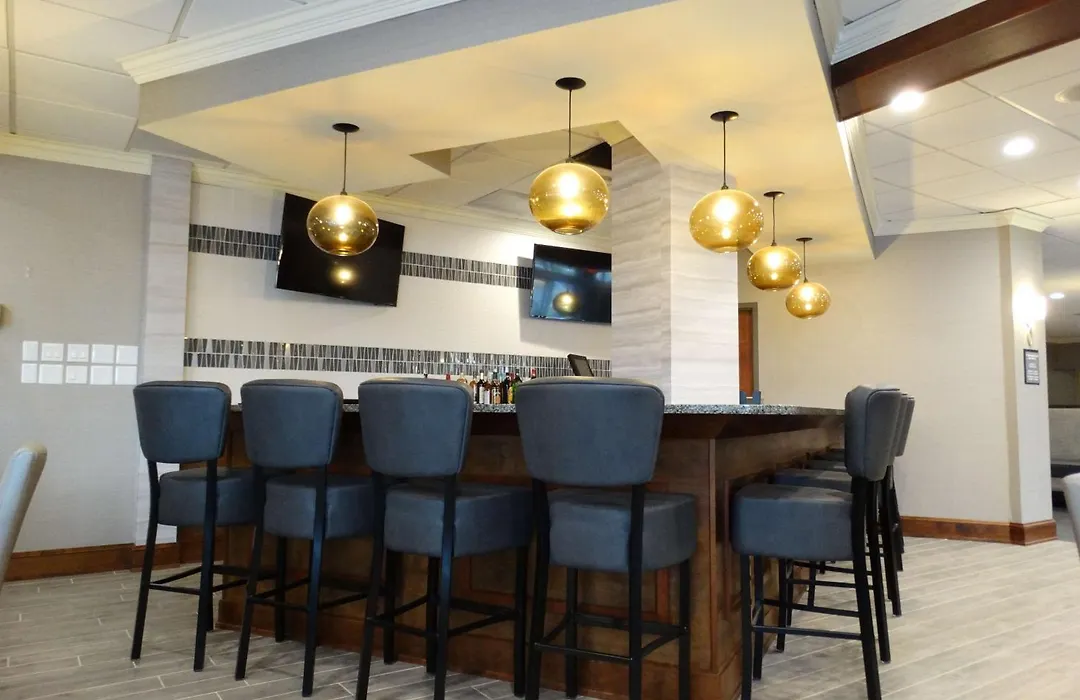 Cottonwood Airport & Expo Hotel Louisville-1