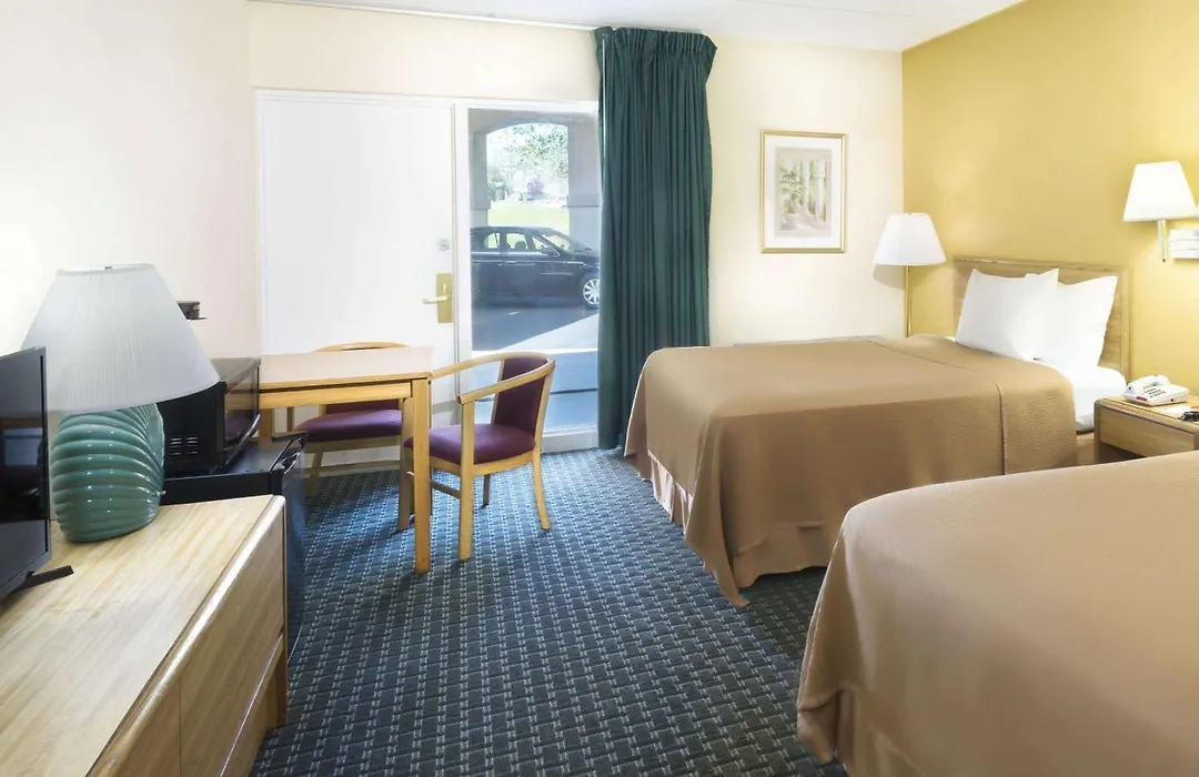 Howard Johnson By Wyndham Newburgh-1