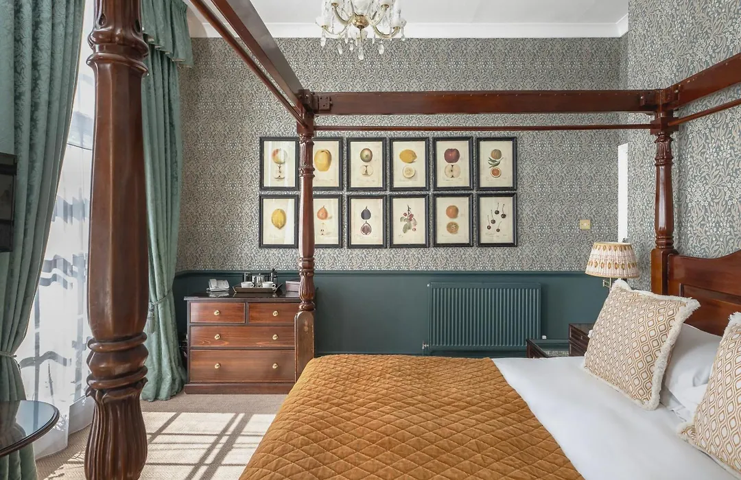 Royal Hotel-1