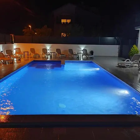 Viktor Rooms And Apartments-2