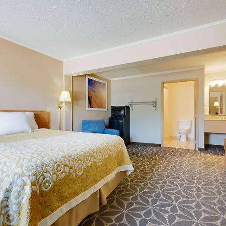 Days Inn By Wyndham Fairmont-2