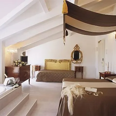 M Glamour Hotel-2
