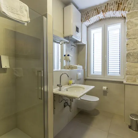 Tifani Luxury Rooms-3