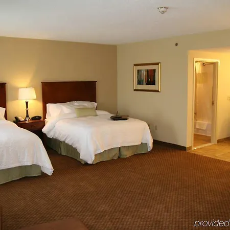 Hampton Inn & Suites Warren-2