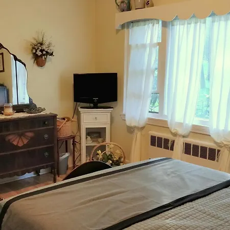 Maurrocks - A Pocono Mountains B&B-2