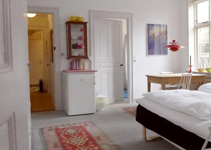 To Sammenhaengende Vaerelser Med Udgang Til Have